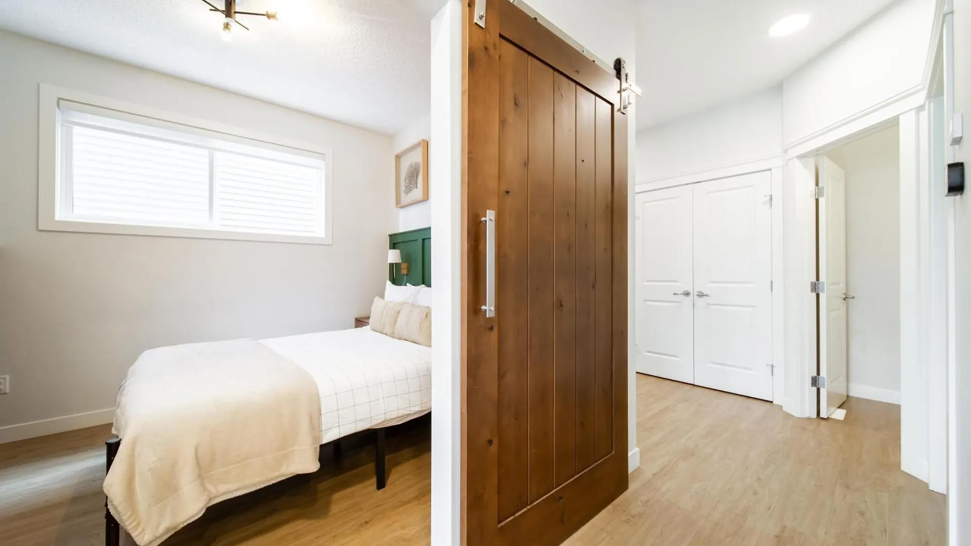 Semesterbostad 4Br Family Retreat With Hot Tub, 5 Beds, Close To Wem And Trails Edmonton