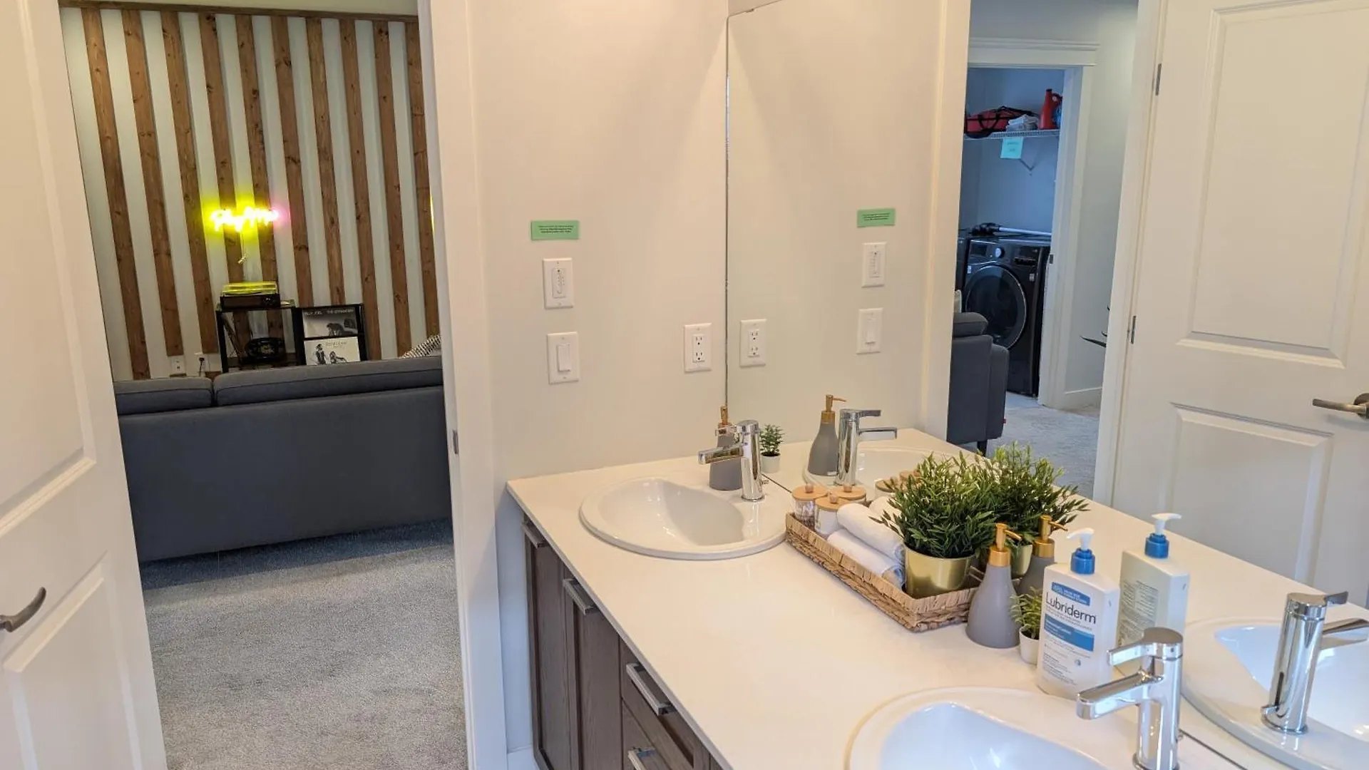 Semesterbostad 4Br Family Retreat With Hot Tub, 5 Beds, Close To Wem And Trails Edmonton